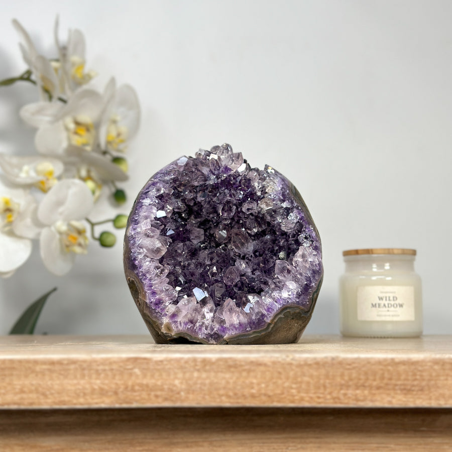 Amethyst-Geode mit samtig violetter, kraftvoller Kristallstruktur