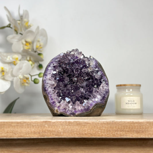 Amethyst-Geode mit samtig violetter, kraftvoller Kristallstruktur