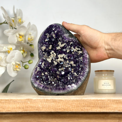 Amethyst-Geode groß mit Kalzit-Einschlüssen und kraftvoller Kristallstruktur