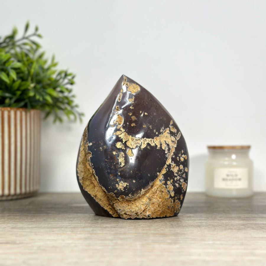 Achat-Quarz-Geoden-Flammenskulptur mit gebänderter Gesteinsstruktur
