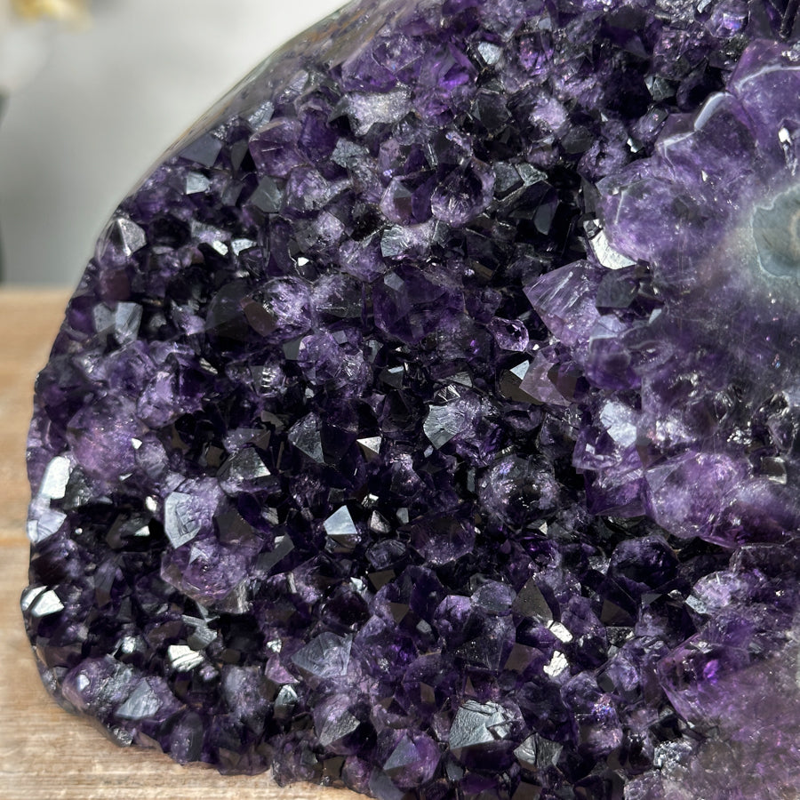 Amethyst-Druse mit polierter Randfläche und klar definierter Kristallstruktur
