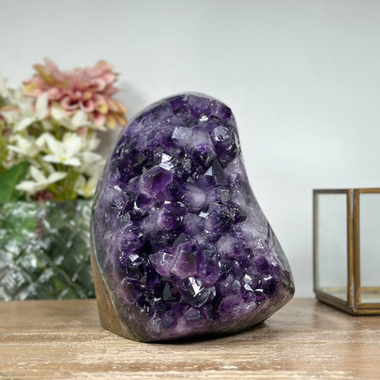 Amethyst-Kathedrale mit großkristallinen, tiefvioletten Kristallspitzen