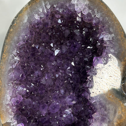 Amethyst-Geode mit harmonisch geöffneter Kristallkammer