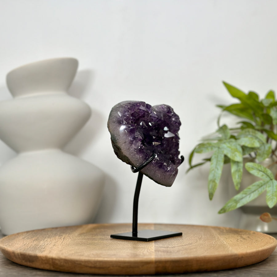 Amethyst-Kristallherz mit dicht gewachsener, purpurner Kristallstruktur