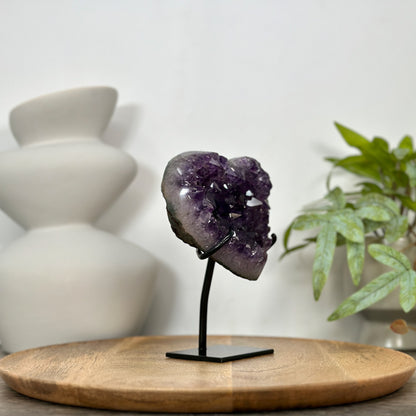 Amethyst-Kristallherz mit dicht gewachsener, purpurner Kristallstruktur