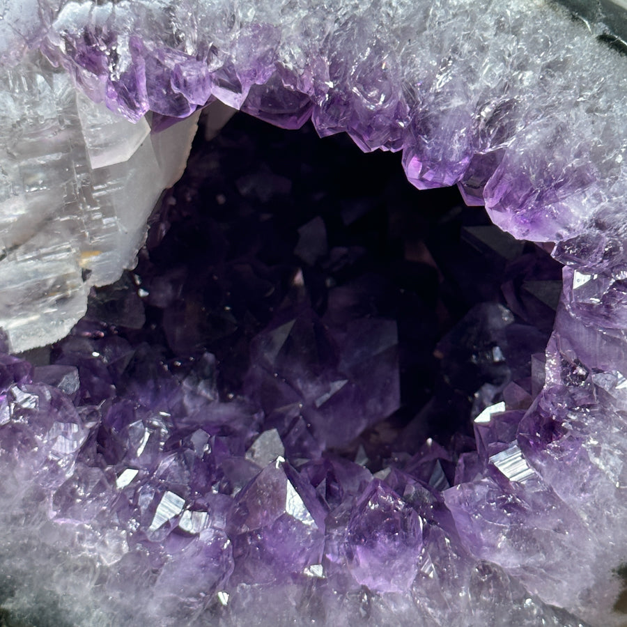 Amethyst-Achat-Geode mit plastischer Kalzitformation