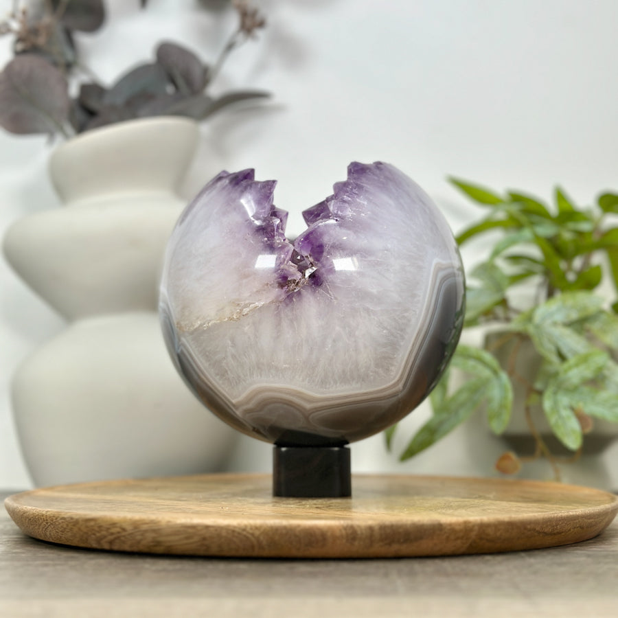 Amethyst-Achat-Steinkugel massiv mit dichter Kristallstruktur