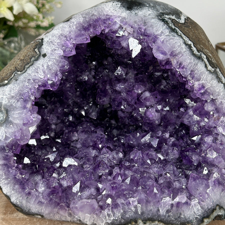 Amethyst-Geode groß mit kraftvoll ausgeprägter Kristallstruktur