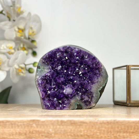 Amethyst-Druse mit tiefvioletter Druzy-Struktur und dichter Kristallbildung
