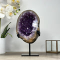 Amethyst-Geode mit harmonisch geöffneter Kristallkammer