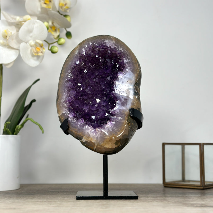Amethyst-Geode mit harmonisch geöffneter Kristallkammer
