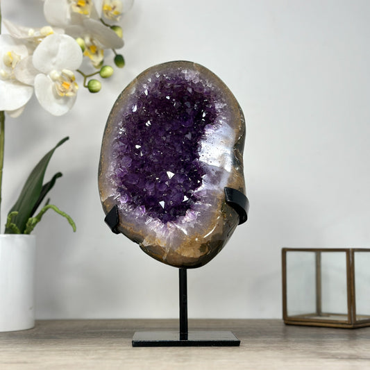 Amethyst-Geode mit harmonisch geöffneter Kristallkammer