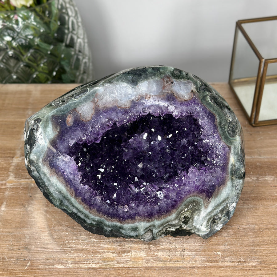 Amethyst-Geode mit Jaspis-Schale und klar definierter Kristallkammer