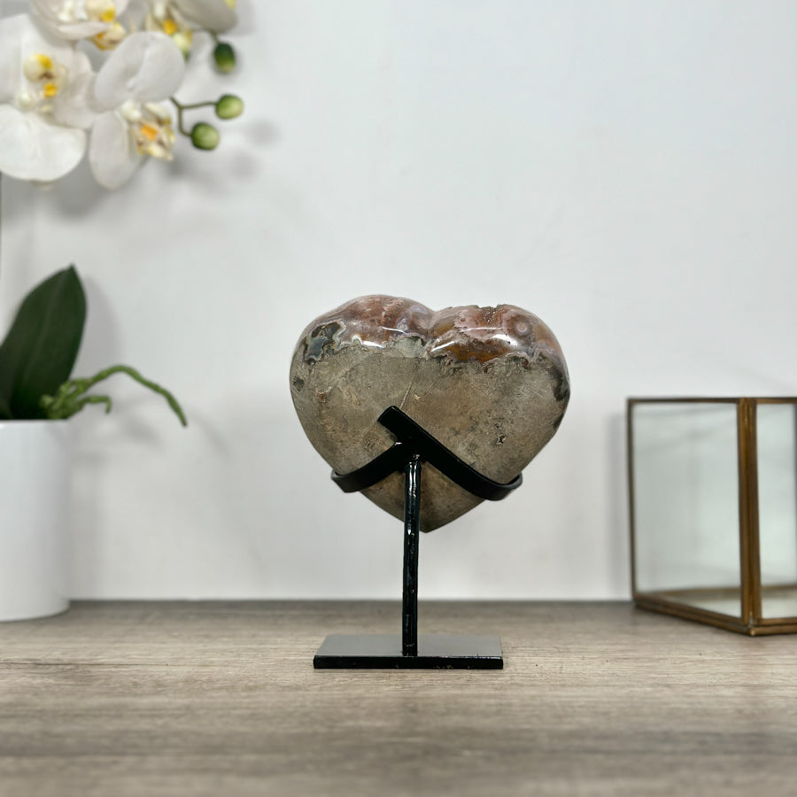 Quarz-Druzy-Herzskulptur mit orangefarbener, glitzernder Kristalloberfläche