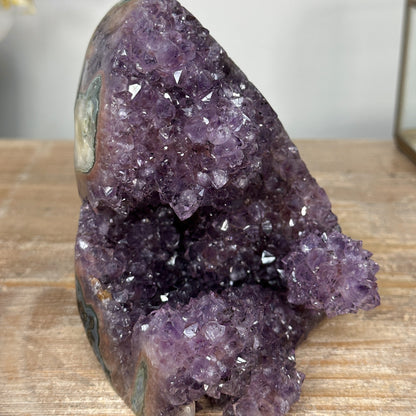 Amethyst-Kathedrale mit funkelnden Kristallspitzen und lebhafter Oberflächenwirkung