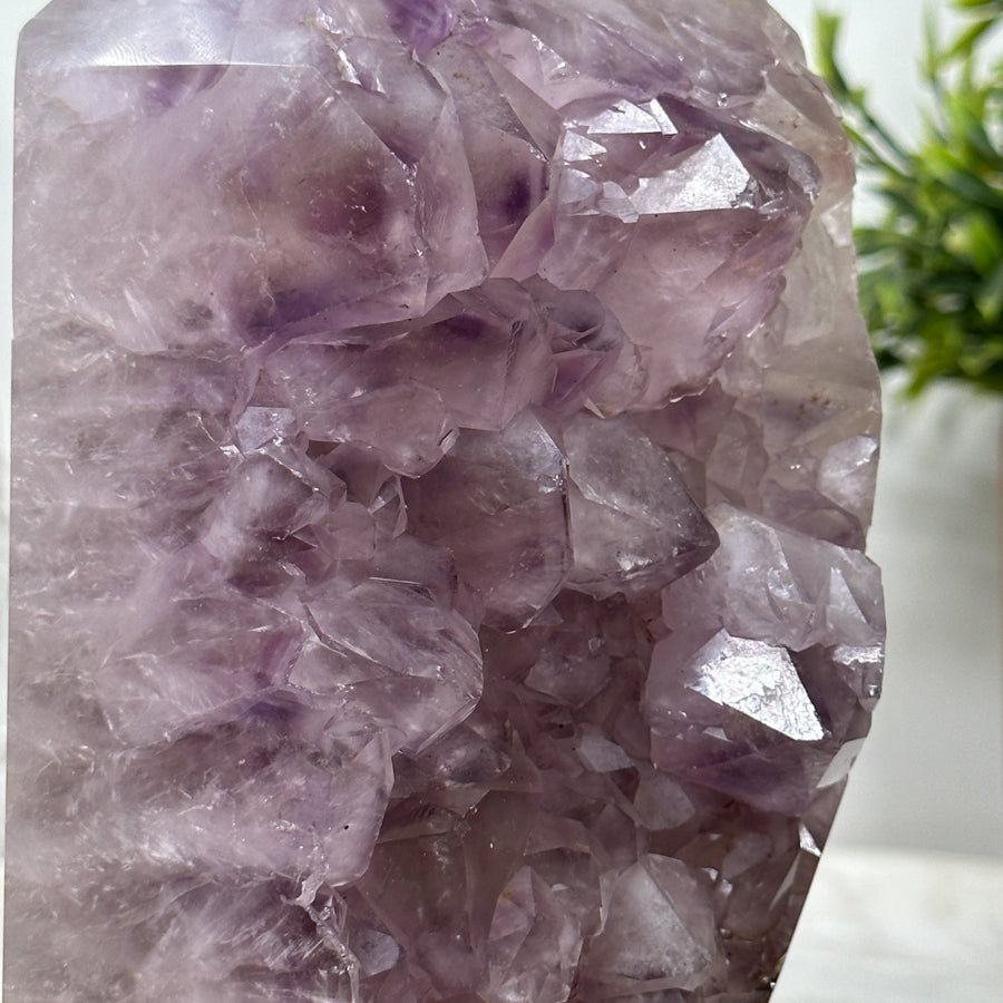 Amethyst-Achat-Obelisk mit großkristalliner Amethystformation