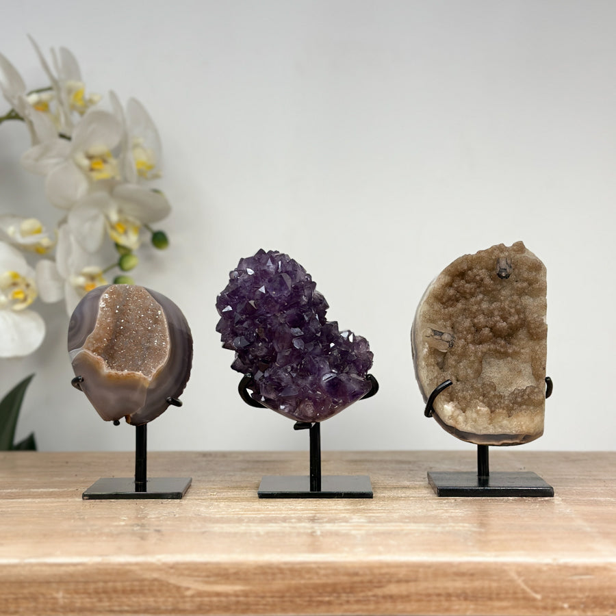 Kristallenskulpturen-Set 6-teilig, mit facettierten Kristallflächen und strukturierter Mineralformation