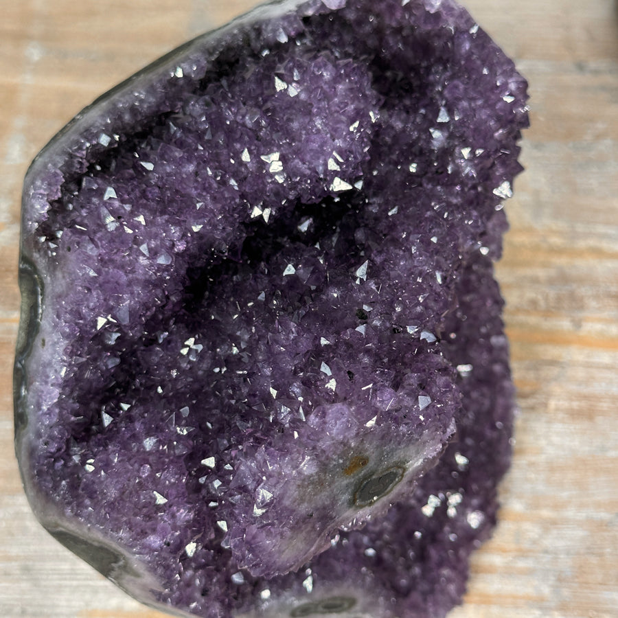 Amethyst-Cluster mit ausgeprägter, tropfsteinartiger Stalaktitenstruktur