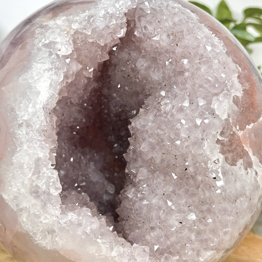 Amethyst-Quarz-Steinkugel mit feiner Druzy-Kristallisation