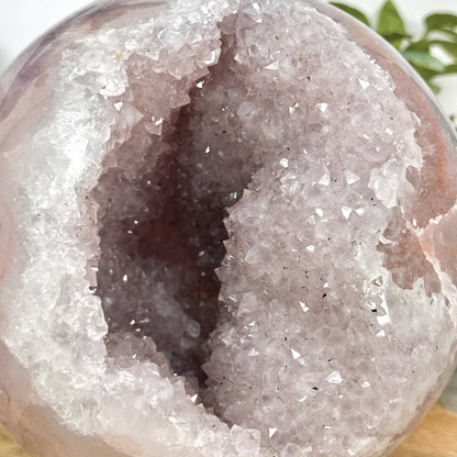 Amethyst-Quarz-Steinkugel mit feiner Druzy-Kristallisation