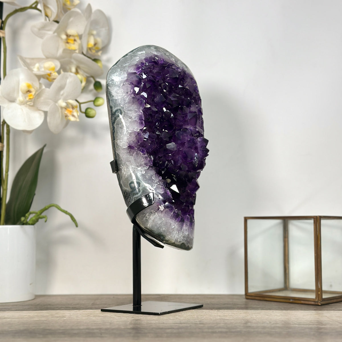 Amethyst-Formation groß mit massiv wirkender, kompakter Kristallstruktur
