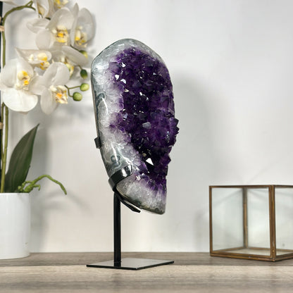 Amethyst-Formation groß mit massiv wirkender, kompakter Kristallstruktur