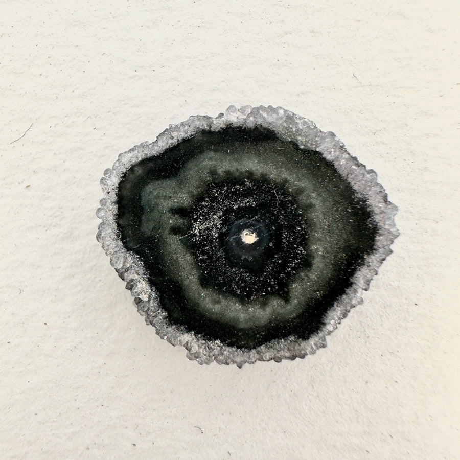 Amethyst-Grünjaspis-Stalaktiten-Scheiben mit kontrastreicher Kristallstruktur