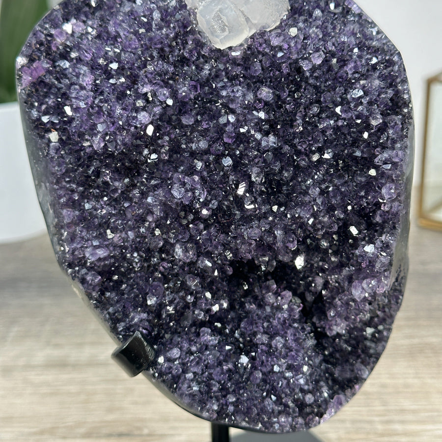 Amethyst-Stein mit integrierter Kalzit-Einlagerung