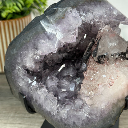 Amethyst-Geode mit markanter Kalzit-Einlagerung