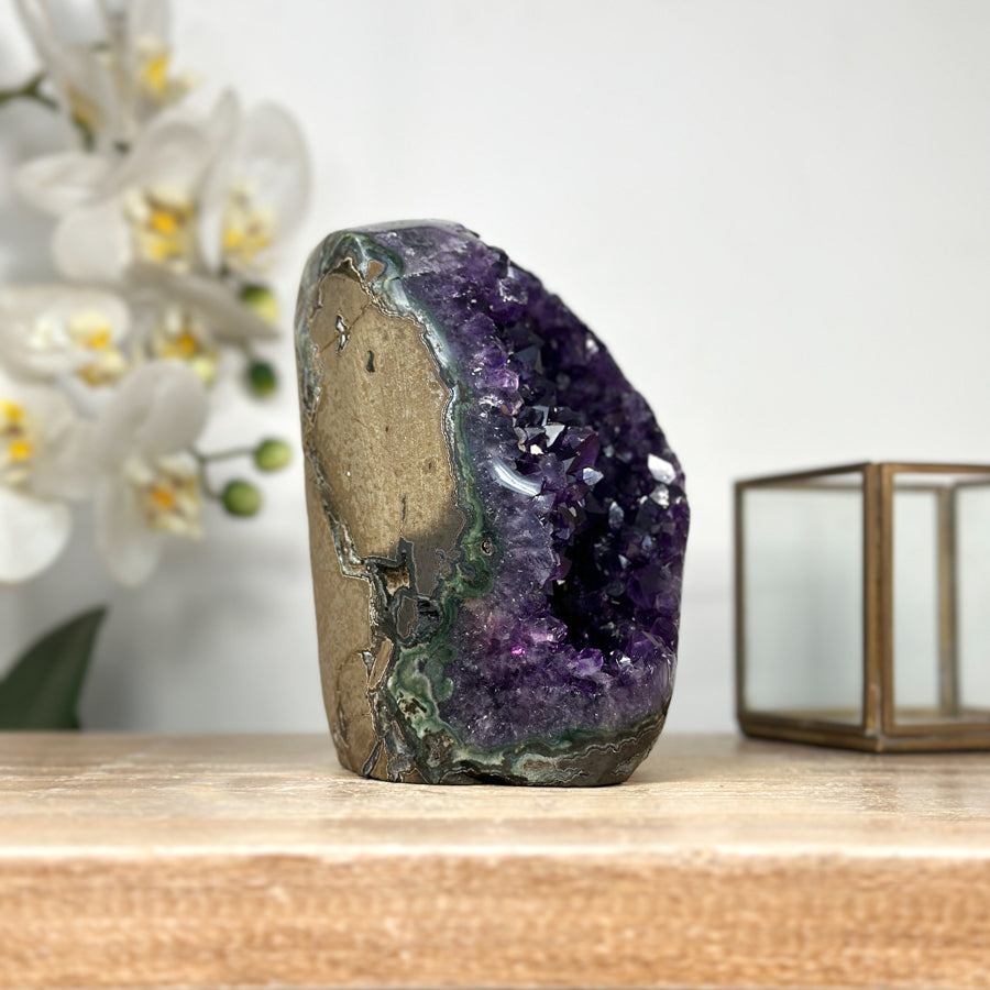 Amethyst-Geode mit aufrechter Standform und kompakter Kristallstruktur