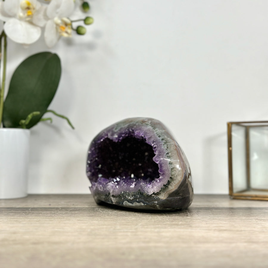 Amethyst-Geode mit feiner Druzy-Kristallauskleidung