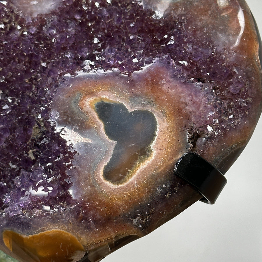 Amethyst-Herzskulptur mit polierter Naturstruktur