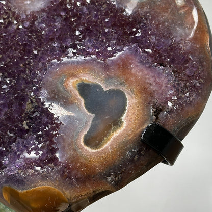 Amethyst-Herzskulptur mit polierter Naturstruktur