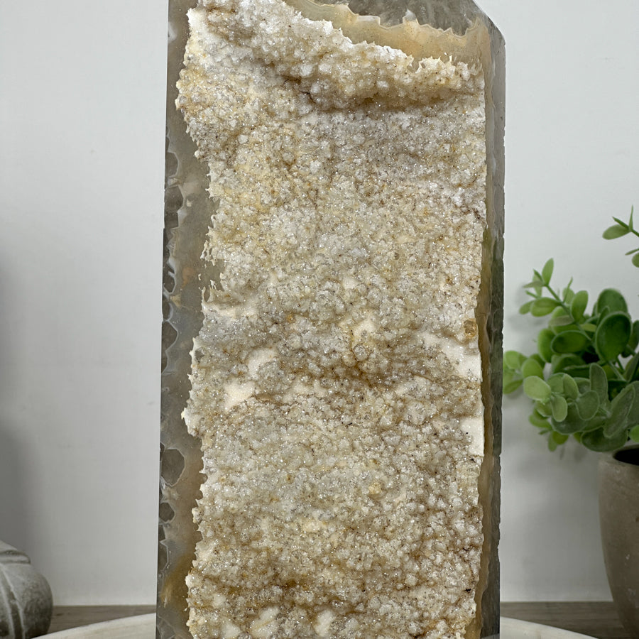 Achat-Jaspis-Obelisk XXL mit vielschichtiger Natursteinmatrix, in exklusiver Premiumqualität