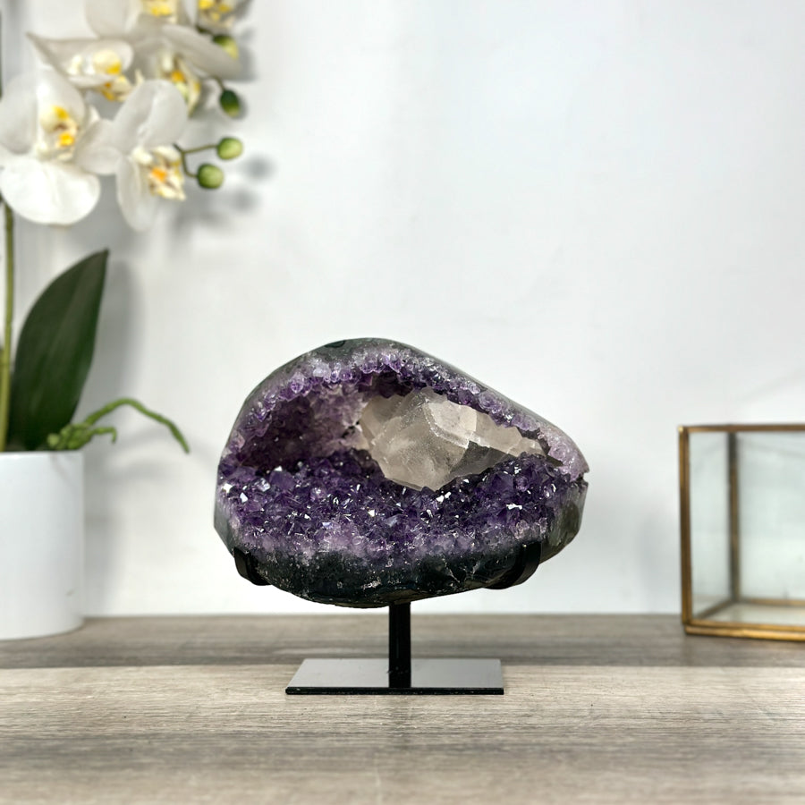 Amethyst-Geode mit Kalzitstruktur und dichter Kristallbildung