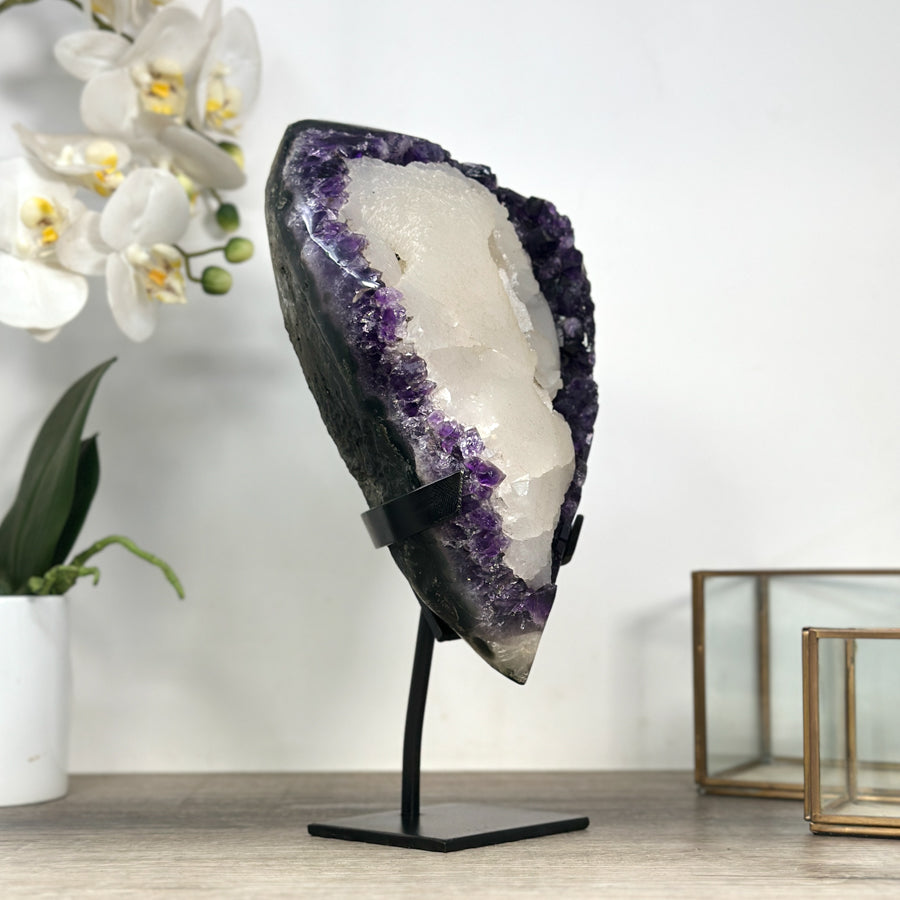 Amethyst-Cluster XL mit dominant aufgewachsener Kalzit-Formation