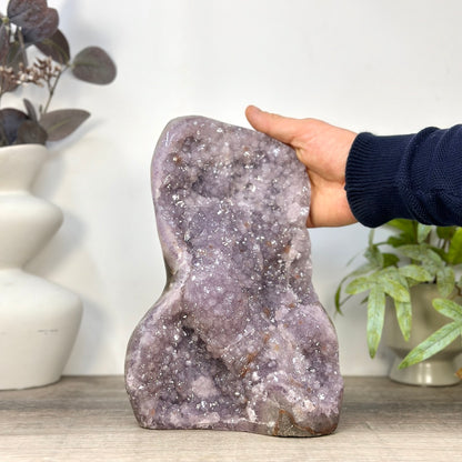 Zucker-Amethyst-Kathedrale mit purpurner Kristallarchitektur und samtiger Textur