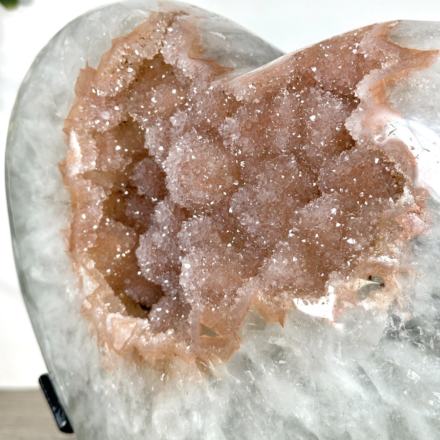 Quarz-Druzy-Herzskulptur groß mit fein funkelnder, kristallreicher Druzy-Oberfläche