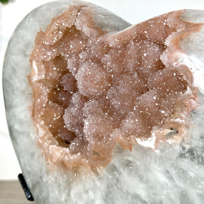 Quarz-Druzy-Herzskulptur groß mit fein funkelnder, kristallreicher Druzy-Oberfläche