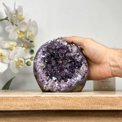 Amethyst-Geode mit samtig violetter, kraftvoller Kristallstruktur