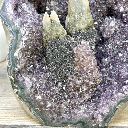 Amethyst-Geode in ausgewählter Spitzenqualität mit seltener Kalzit-Kristallstufe und tiefen Kristallen