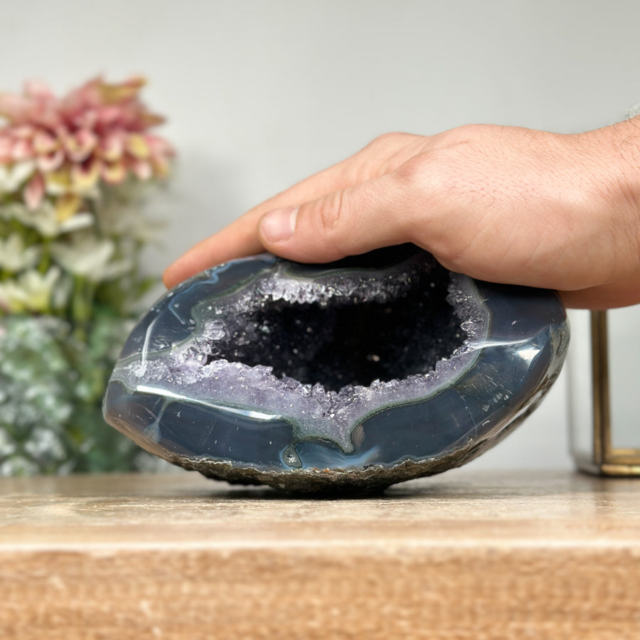 Amethyst-Geode mit polierter Achat-Schale und klarer Kristallstruktur