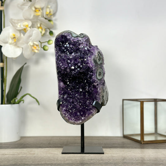 Amethyst-Geode mit augenartiger Struktur und tiefvioletter Kristallauskleidung