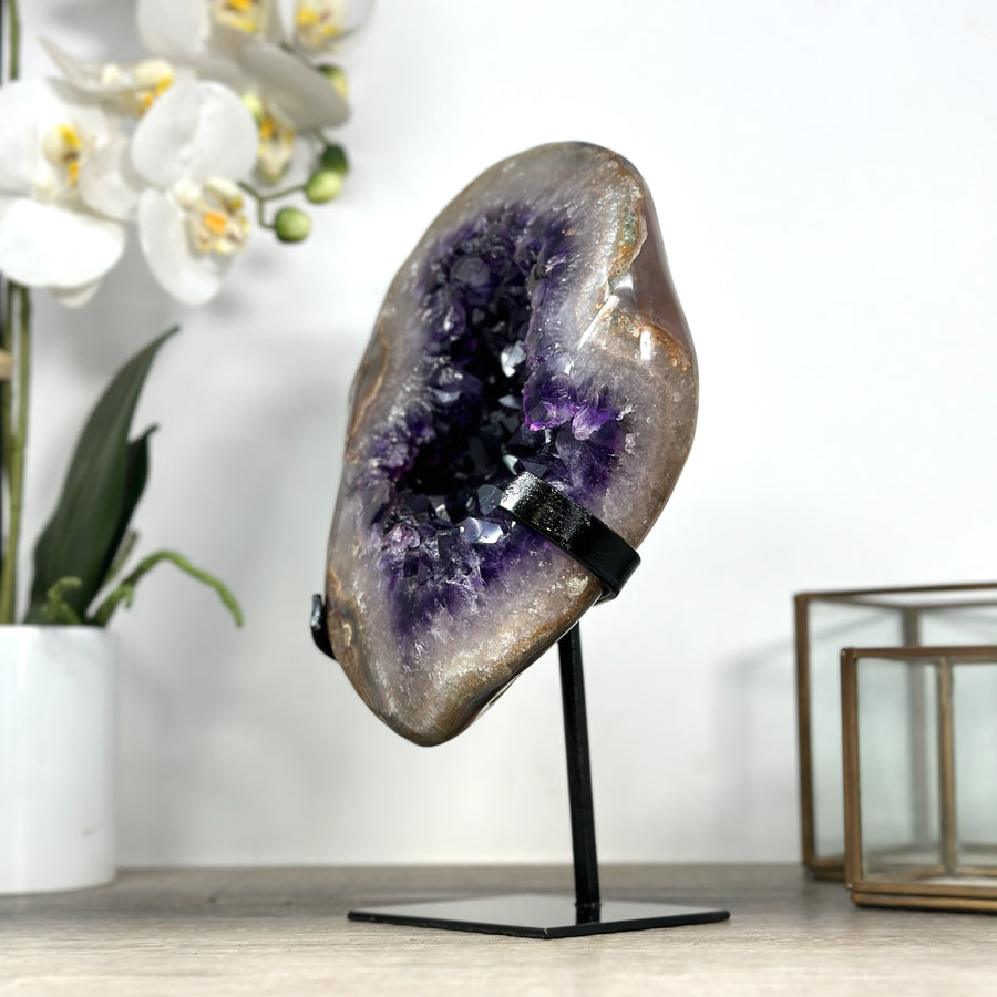 Amethyst-Geode mit intensiv tiefvioletter, glänzender Kristallzone