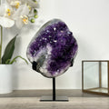 Amethyst-Geodencluster mit kontrastierender Quarz-Matrix