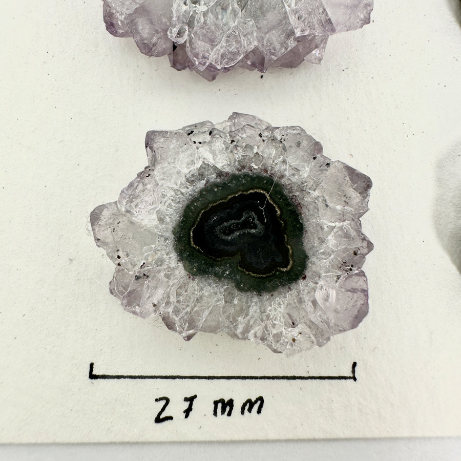 Amethyst-Quarz-Grünjaspis-Stalaktiten-Scheiben mit kontrastreicher Kristallbildung