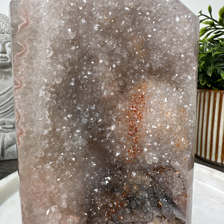 Quarz-Obelisk mit eingewachsener Kalzitbildung und kristalliner Struktur