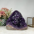 Amethyst-Kathedrale mit kristallreicher, violetter Innenstruktur