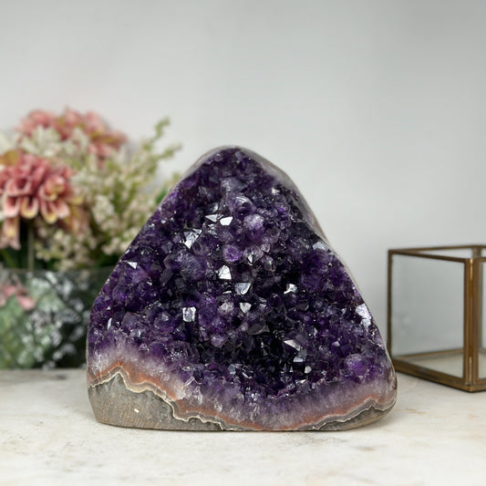 Amethyst-Kathedrale mit kristallreicher, violetter Innenstruktur