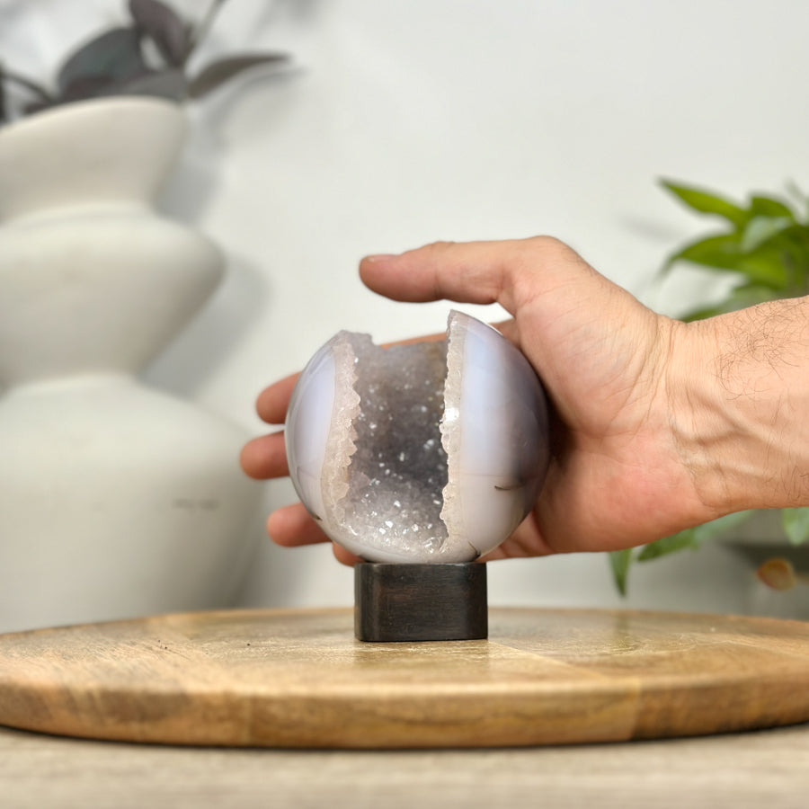 Quarz-Sphäre mit glänzender Achat-Oberfläche und Druzy-Struktur